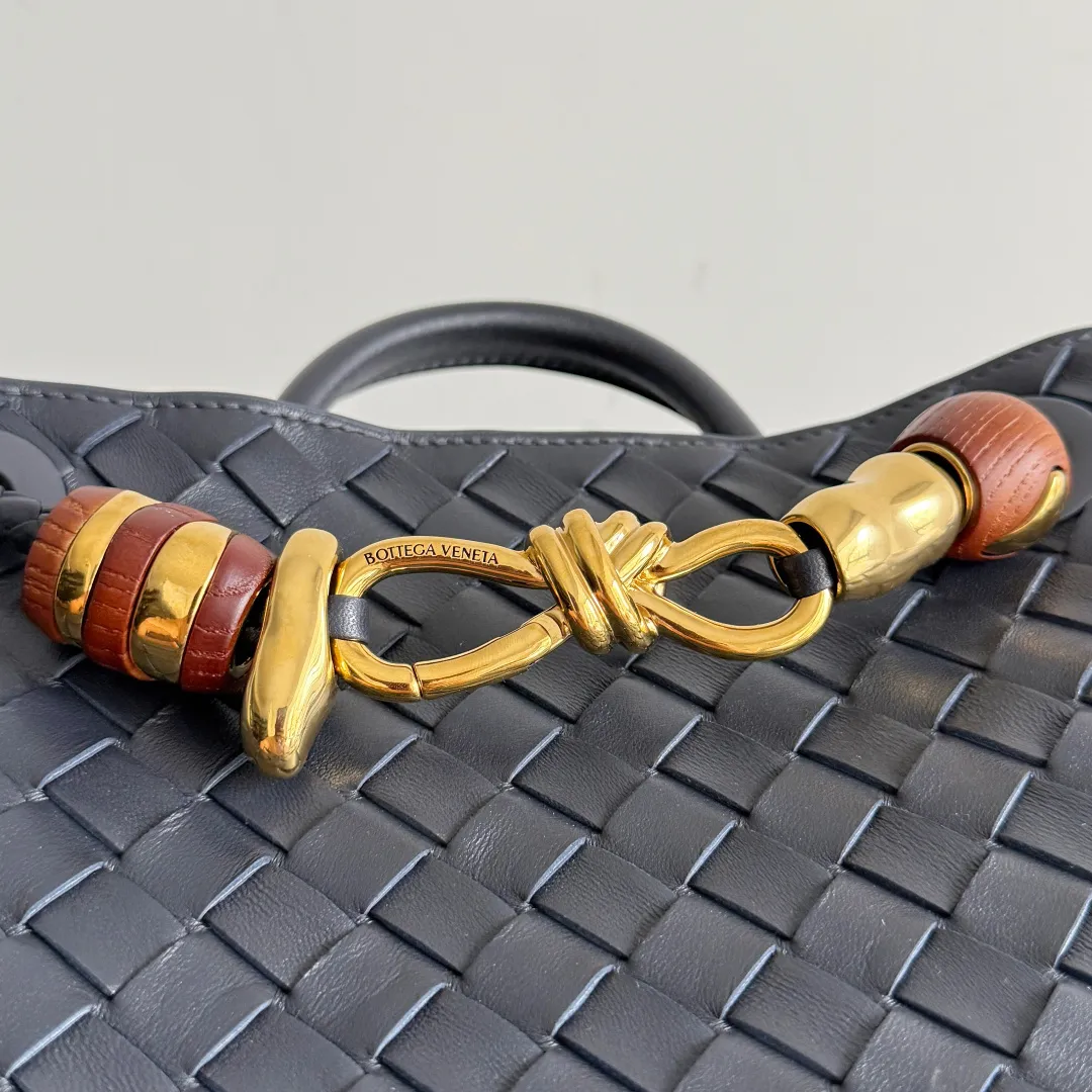 The new Andiamo batch of 3060 BV is shipped‼ ️The classic intercciato weaving process is used to create a soft bag, the metal knot is made of micro-cast aluminum using jewelry technology🪢, and the decorative beads are made of metal and hand-polished oak, allowing you to jump repeatedly between elegance and fun💃, making it unpredictable. Classic and versatile, it shows off your temperament, and the bag has a large capacity, making it very convenient for daily commuting! It has a variety of carrying methods, the shoulder straps can be adjusted by yourself, the original lambskin feels soft and delicate, and the unisex style breaks gender boundaries and brings a more practical and long-lasting use experience. The Andiamo, which has both elegant and casual styles, perfectly interprets the "fashionable old money style". Style number: 743568+wood hardware Color: space blue gold buckle Size: 25*22*10.5cm